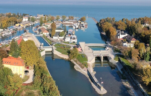 A drónnal készült felvételen a Siófoki-zsilip látható, amely a Balaton vísintszabályozásáért felel. A környezete ma már népszerű közösségi tér. látható,